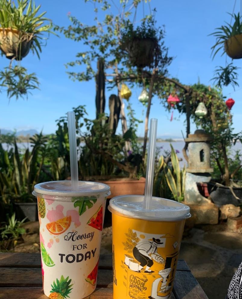 96coffee-커피가-놓여있는-사진