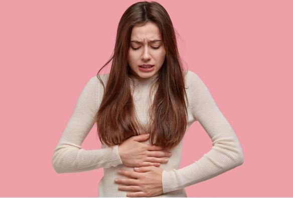 여자가-복통으로-힘들어하는-사진