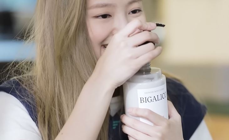 제니가-바디로션-향을-맡고-있는-사진